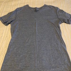 American Eagle Large light blue V-Neck T-shirt